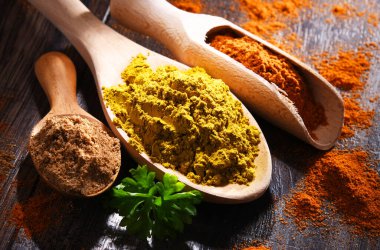 Ahşap mutfak masasında baharatlı kompozisyon.