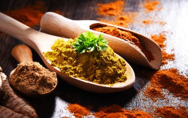 Ahşap mutfak masasında baharatlı kompozisyon.