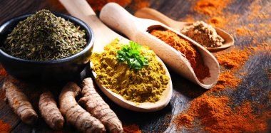 Ahşap mutfak masasında baharatlı kompozisyon.