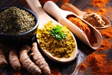 Ahşap mutfak masasında baharatlı kompozisyon.