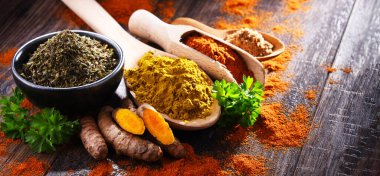 Ahşap mutfak masasında baharatlı kompozisyon.