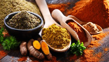 Ahşap mutfak masasında baharatlı kompozisyon.