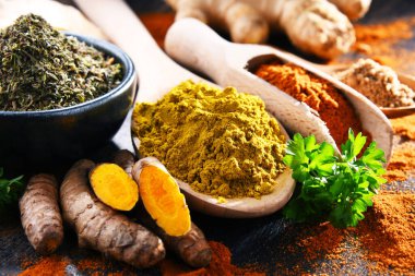 Ahşap mutfak masasında baharatlı kompozisyon.