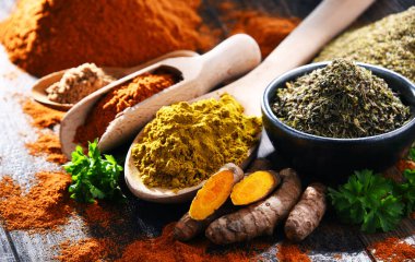 Ahşap mutfak masasında baharatlı kompozisyon.