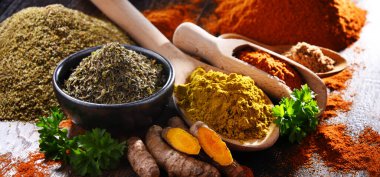 Ahşap mutfak masasında baharatlı kompozisyon.