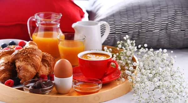 Tablett Mit Frühstück Auf Dem Bett Hotelzimmer — Stockfoto