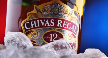 POZNAN, POL - 22 Ocak 2021: Bir şişe Chivas Regal 12, en az 12 yıllık viskiden yapılmış ve Chivas Brothers tarafından İskoçya 'nın Keith şehrinde üretilen bir viski.