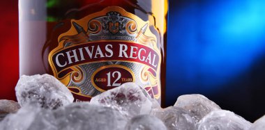 POZNAN, POL - 22 Ocak 2021: Bir şişe Chivas Regal 12, en az 12 yıllık viskiden yapılmış ve Chivas Brothers tarafından İskoçya 'nın Keith şehrinde üretilen bir viski.
