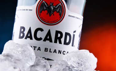 POZNAN, POL - 22 Ocak 2021: Bacardi beyaz rom şişesi, Bacardi Limited 'in bir ürünü, dünyanın en büyük özel mülkiyetli, aile ruhları şirketi, merkezi Hamilton, Bermuda' da..
