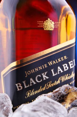 POZNAN, POL - 28 JAN 2021: Bir şişe Johnnie Walker, yılda 130 milyonun üzerinde satışıyla dünyanın en yaygın olarak dağıtılan viskisi..