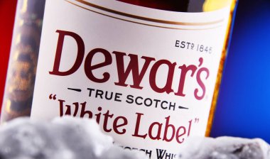 POZNAN, POL - 28 JAN 2021: Bir şişe Dewars, Bacardi 'ye ait bir viski, dünyanın en çok verilen karışık viskisi.