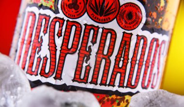 POZNAN, POL - 18 Şubat 2021: Heineken tarafından üretilen ve 50 'den fazla ülkede satılan, tekila ile tatlandırılmış bir şişe Desperados soluk birası. 