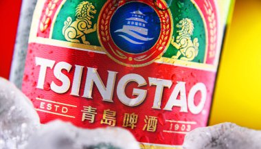 POZNAN, POL - 18 Şubat 2021: Bir şişe Tsingtao birası, Çin 'in Shandong eyaletindeki ikinci büyük bira fabrikası olan Tsingtao bira fabrikasının ürünü.