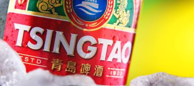 POZNAN, POL - 18 Şubat 2021: Bir şişe Tsingtao birası, Çin 'in Shandong eyaletindeki ikinci büyük bira fabrikası olan Tsingtao bira fabrikasının ürünü.