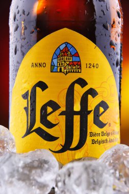 POZNAN, POL - 18 Şubat 2021: Küresel Anheuser-Busch InBev bira fabrikasının Avrupa faaliyet kolu InBev Belçika 'ya ait bir şişe Leffe.