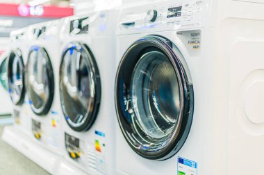 POZNAN, POL - 24 Şubat 2021: Whirlpool 'un önden yükleyici çamaşır makineleri bir ev eşyaları mağazasında satışa sunuldu