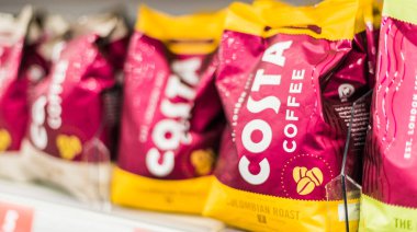POZNAN, POL - 24 Şubat 2021: Dunstable, Bedfordshire merkezli bir İngiliz çokuluslu kahve evi markası olan Costa Coffee paketleri