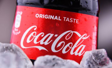 POZNAN, POL - 25 Şubat 2021: Coca-Cola şişesi, merkezi Atlanta, Georgia, ABD 'de bulunan The Coca-Cola Company tarafından üretilen bir alkolsüz içecek.