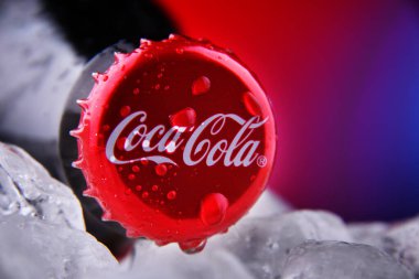 POZNAN, POL - 25 Şubat 2021: Coca-Cola şişesinin kapağı, ABD 'nin Atlanta şehrinde bulunan The Coca-Cola Company tarafından üretilen karbonatlı meşrubat.