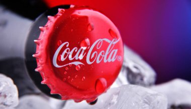POZNAN, POL - 25 Şubat 2021: Coca-Cola şişesinin kapağı, ABD 'nin Atlanta şehrinde bulunan The Coca-Cola Company tarafından üretilen karbonatlı meşrubat.