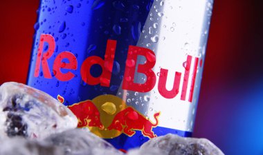 POZNAN, POL - 25 Şubat 2021: Red Bull, 1987 'de Avusturyalı bir şirket olan Red Bull GmbH tarafından satılan bir enerji içeceği.