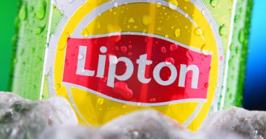 POZNAN, POL - 25 Şubat 2021: Lipton tarafından satılan ve İngiliz-Hollandalı çok uluslu tüketim malları şirketi Unilever 'a ait bir meşrubat markası olan Lipton Ice Tea' nın Kutusu.