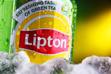 POZNAN, POL - 25 Şubat 2021: Lipton tarafından satılan ve İngiliz-Hollandalı çok uluslu tüketim malları şirketi Unilever 'a ait bir meşrubat markası olan Lipton Ice Tea' nın Kutusu.