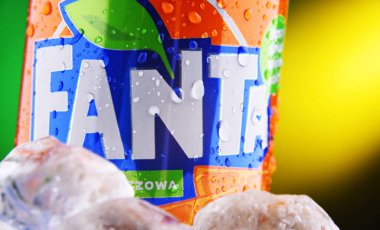 POZNAN, POL - 25 Şubat 2021: Can of Fanta, 1940 yılında Almanya 'da Coca-Cola Company tarafından üretilen meyve aromalı hafif içeceklerin küresel markası.