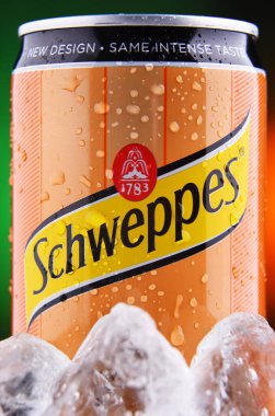 POZNAN, POL - 25 Şubat 2021: Bir kutu Schweppes, bir İsviçre meşrubat markası, 1783 yılında tanıtıldı ve dünya çapında satıldı