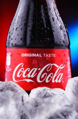 POZNAN, POL - 25 Şubat 2021: Coca-Cola şişesi, merkezi Atlanta, Georgia, ABD 'de bulunan The Coca-Cola Company tarafından üretilen bir alkolsüz içecek.