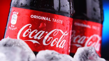 POZNAN, POL - 25 Şubat 2021: Coca-Cola şişeleri, merkezi Georgia, ABD 'de bulunan The Coca-Cola Company tarafından üretilen bir alkolsüz içecek.