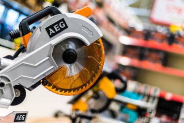 POZNAN, POL - MAR 09, 2021: Bir hırdavatçıda elektrikli masa testeresi sunuldu 