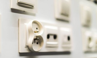 Elektrik prizleri ve anahtarlar bir elektrik eşya mağazasında sunuluyor 