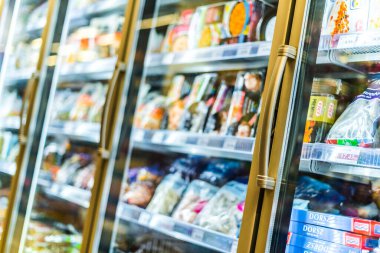 POZNAN, POL - MAR 09, 2021: Ticari bir buzdolabında satılığa çıkarılan gıda ürünleri