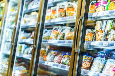 POZNAN, POL - MAR 09, 2021: Ticari bir buzdolabında satılığa çıkarılan gıda ürünleri