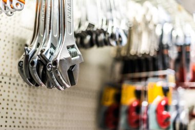 Aletler bir hırdavatçıda satışa sunuldu 