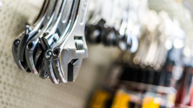 Aletler bir hırdavatçıda satışa sunuldu 