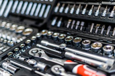 Alet çantaları bir hırdavatçıda satışa sunuldu..