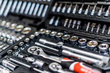 Alet çantaları bir hırdavatçıda satışa sunuldu..