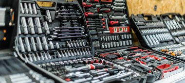 POZNAN, POL - MAR 09, 2021: Araç gereçleri bir hırdavatçıda satışa sunuldu.