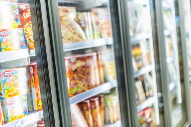 POZNAN, POL - 17 MAR 2021: Ticari bir buzdolabında satılığa çıkarılan gıda ürünleri