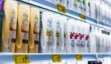 POZNAN, POL - 17 MAR 2021: Bir güzellik mağazasında satışa sunulan güvercin ürünleri