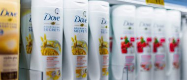 POZNAN, POL - 17 MAR 2021: Bir güzellik mağazasında satışa sunulan güvercin ürünleri