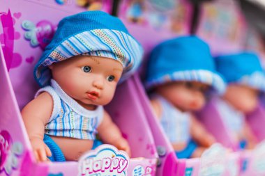 POZNAN, POL - 17 MAR 2021: Çocuk oyuncakları bir mağaza rafına asıldı