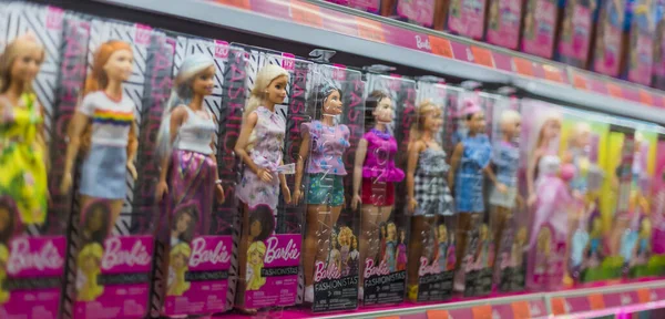 Poznan Pol Mar 2021 Muñecas Barbie Puestas Venta Estante Tienda —  Fotos de Stock