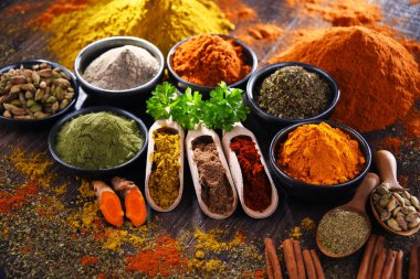 Ahşap mutfak masasında değişik baharatlar var..