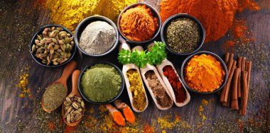 Ahşap mutfak masasında değişik baharatlar var..