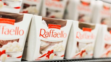 POZNAN, POL - 13 APR 2021: Raffaello Kutuları, Ferrero SpA tarafından üretilen bir Hindistan cevizi-badem pralin markası, çikolata üreticisi ve şekerleme firması merkezi Alba, Piedmont, İtalya 'da bulunan