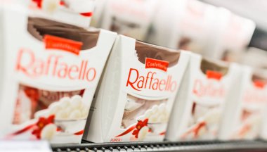 POZNAN, POL - 13 APR 2021: Raffaello Kutuları, Ferrero SpA tarafından üretilen bir Hindistan cevizi-badem pralin markası, çikolata üreticisi ve şekerleme firması merkezi Alba, Piedmont, İtalya 'da bulunan