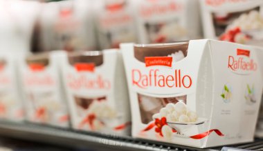 POZNAN, POL - 13 APR 2021: Raffaello Kutuları, Ferrero SpA tarafından üretilen bir Hindistan cevizi-badem pralin markası, çikolata üreticisi ve şekerleme firması merkezi Alba, Piedmont, İtalya 'da bulunan